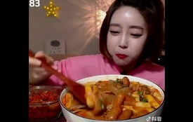 韩国小姐姐带你吃年糕,小姐姐带你探寻地道年糕美食之旅